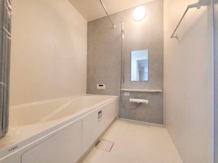 【Bathroom】お子様とのバスタイムにも十分な広さがあり、掃除も簡単にできます。