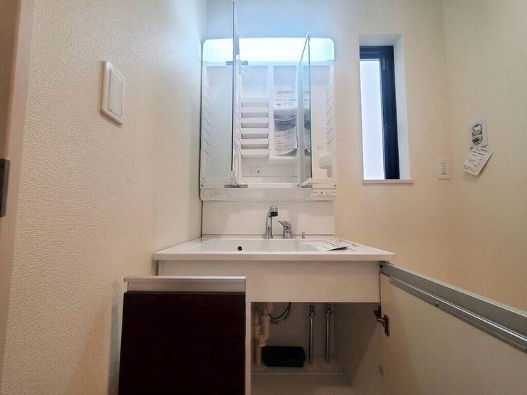 【Washroom】すっきりとしたデザインで、毎日の生活が快適に。収納も豊富な洗面所です。