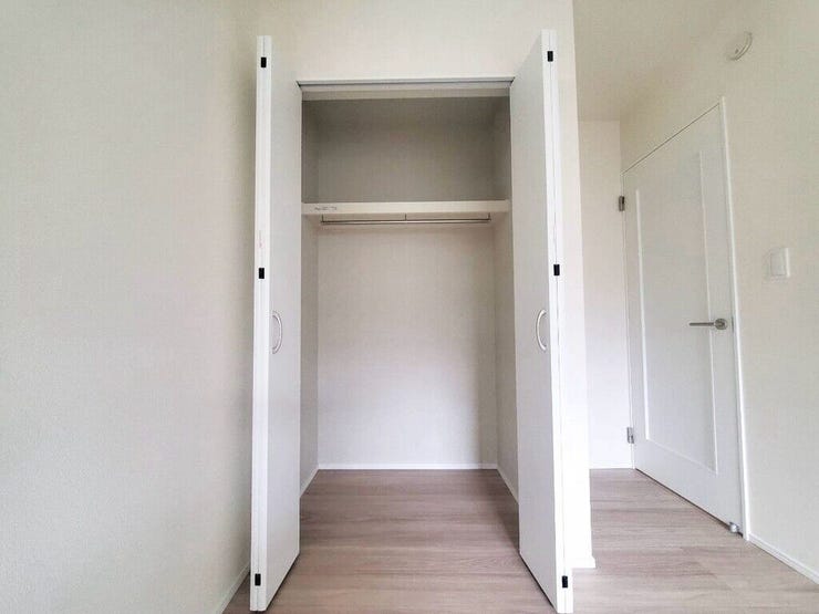 【Bedroom】クローゼット完備で収納力◎。家具の配置もしやすい機能的な洋室です。