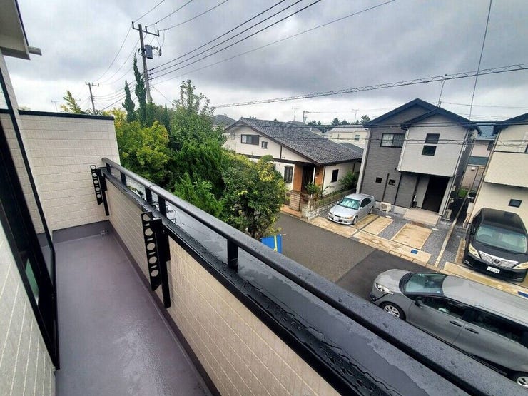 【Balcony】日当たりの良いバルコニーはお洗濯物がしっかり乾きやすく、毎日の家事にも重宝します。