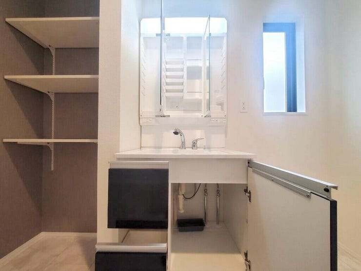 【Washroom】すっきりとしたデザインで、毎日の生活が快適に。収納も豊富な洗面所です。