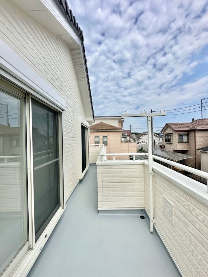陽当たりの良いバルコニーは、洗濯物やお布団も気持ちよく干せる、毎日の暮らしに便利な空間です。