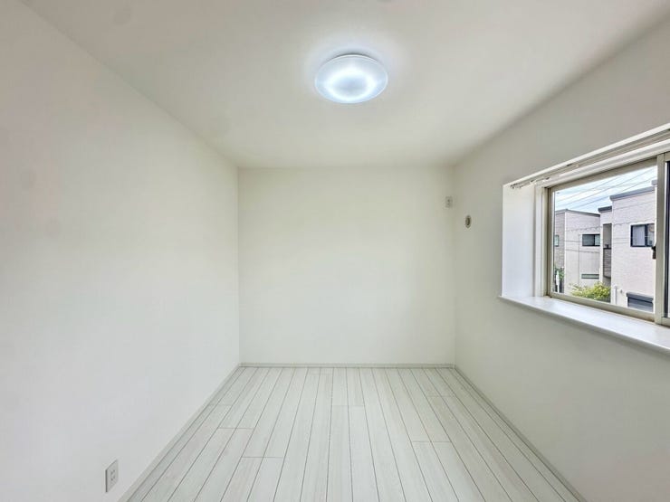 シンプルで使い勝手の良い洋室。寝室や子供部屋、書斎など、ライフスタイルに合わせて自由にお使いいただけます。