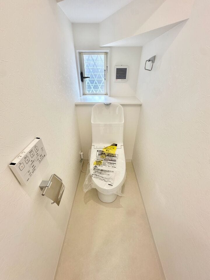 〈一階トイレ〉
清潔感のあるトイレは、毎日気持ちよくお使いいただける快適な空間。シンプルで使いやすいデザインです。