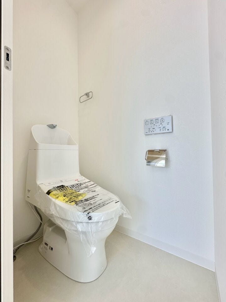 〈二階トイレ〉
シンプルで機能的なトイレは、快適性と使いやすさを兼ね備えた、毎日安心して使える空間です。