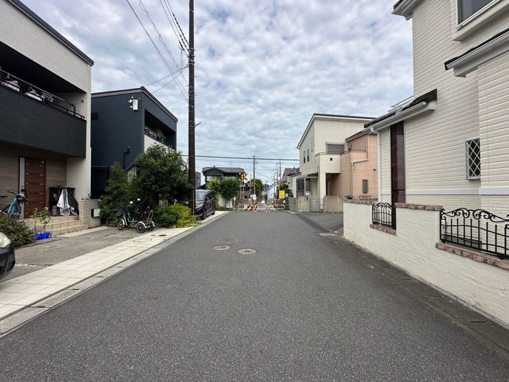 江戸川台駅と初石駅のほぼ中間ですので、どちらの駅も利用可能!流山おおたかの森周辺へも車で約10分!交通の便も◎