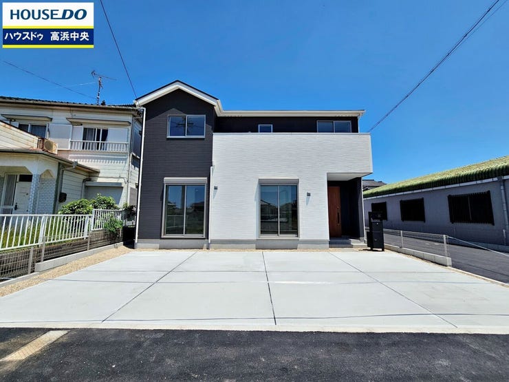 【外観パース】
モダンでシックな外観が魅力の住宅!
街並みに溶け込む外観は、主張し過ぎず、また平凡になり過ぎず絶妙なコントラストで輝きを放ちます。