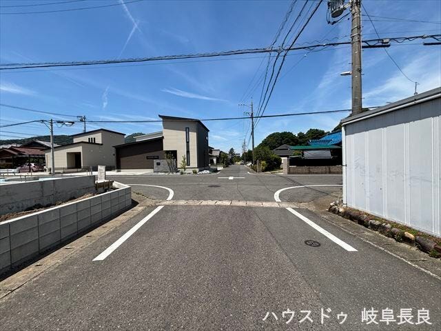 ≪北側西向き≫幅員約6mの前面道路です。道路幅にゆとりがあるので、車種を選びません。