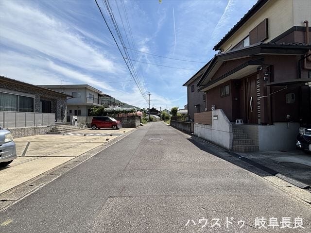 ≪北側東向き≫車がすれ違うのに十分な道幅です。車が2台と通行人も通れる幅となっています。