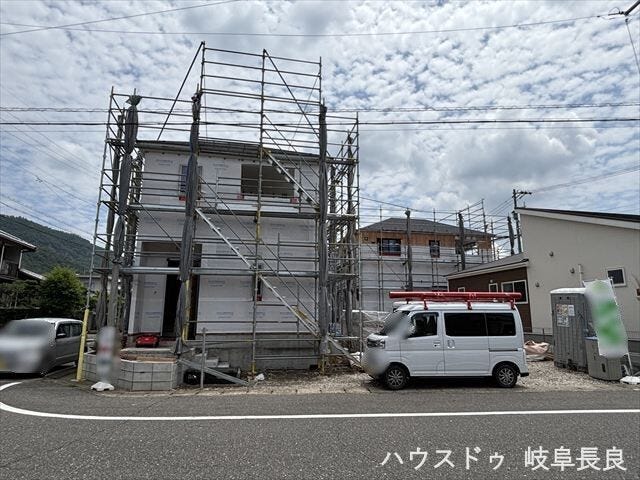 上棟が無事完了し、住まいの姿が見えてきました。完成へ向けて工事は順調に進んでいます。