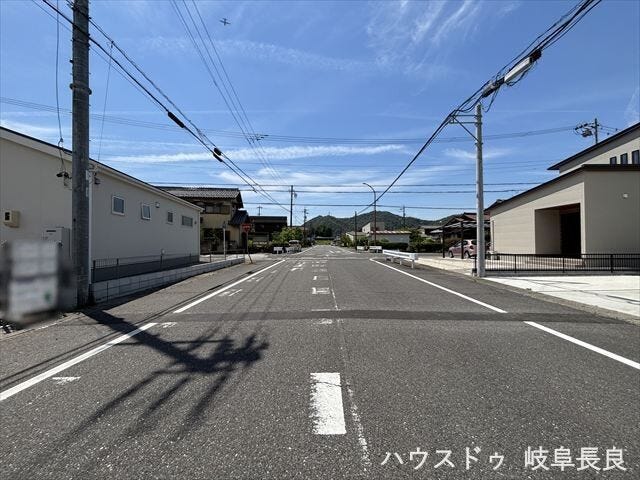 ≪西側南向き≫穏やかな住宅地に位置し、毎日をゆったりと過ごせる住環境。現地の雰囲気をぜひご体感ください。