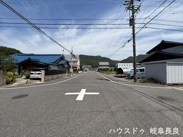 ≪西側北向き≫開放感あふれる角地に立地。道路との接道面が広く、採光や通風にも優れた、明るく心地よい住まいです。