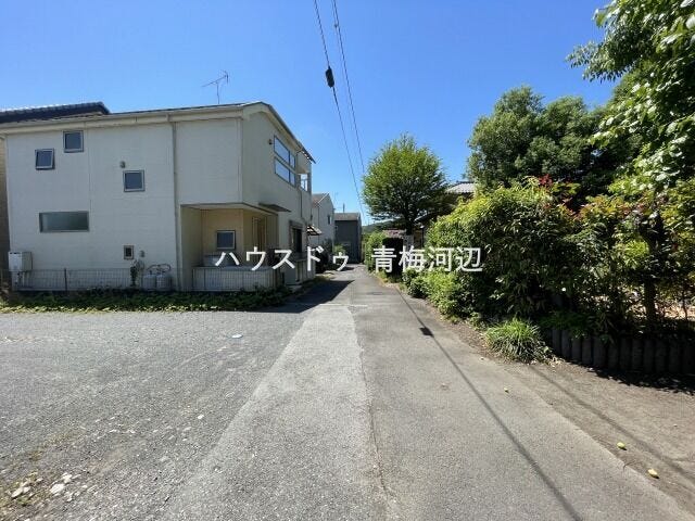 【前面道路含む現地写真】
【西側 前面道路】幅員約3.7mの前面道路です。