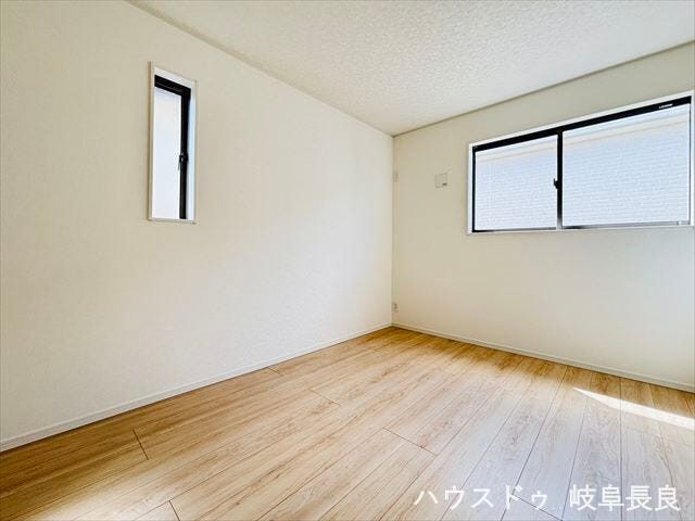 ≪6帖≫シンプルでレイアウトしやすい6帖の洋室。ライフスタイルに合わせて自由にコーディネートを楽しめる空間です。