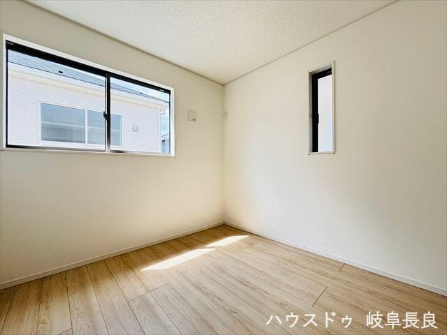 ≪5帖≫明るい陽射しに包まれる南側洋室は、ゆったりとくつろげるプライベート空間としておすすめです。
