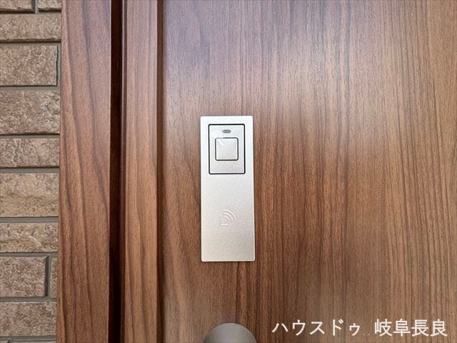 ≪スマートロック≫スマートキーはピッキング防止になり防犯性の向上になり、お子様のお留守番も安心です。