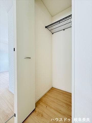 ≪2F廊下≫あると便利な2階廊下収納。扉で中身を隠せるため、お部屋の生活感を抑え、常に整頓された空間を保てます。