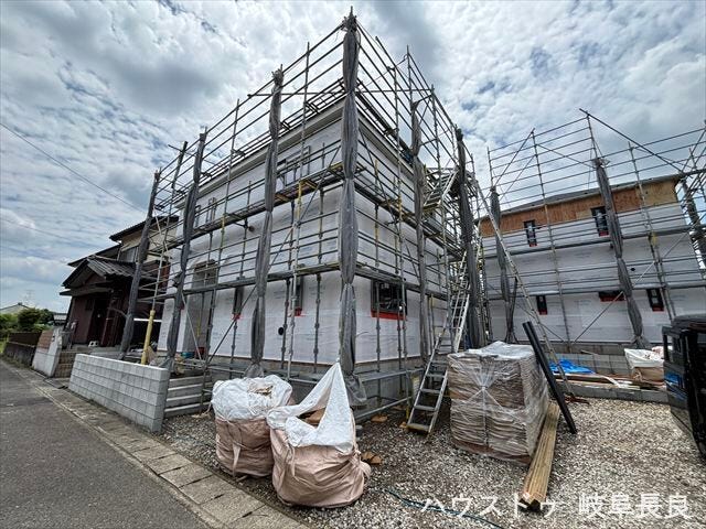 住まいの骨組みが完成し、建物の形がはっきりと見えるようになりました。完成まであと一歩です。