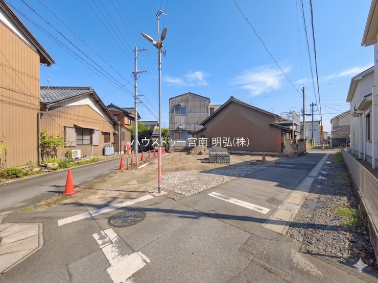 【程よい落ち着きと利便性を兼ね備えた道路幅】
通り抜けの車がスピードを出しにくいため安全性が高く、閑静な住宅街の良さを実感できます。静かな暮らしとスムーズなカーライフを両立できる良い環境です。