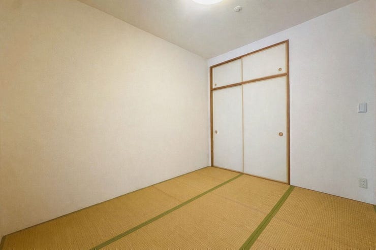 布団を敷けばすぐ寝室に、扉を開ければ広々空間に変わる使い勝手の良い和室♪
※AIによる空室修正を行っております。
