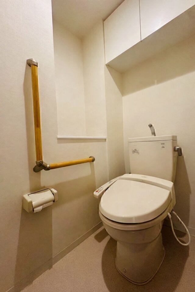 手すりと収納を備えた、誰にとっても使いやすい安心設計のトイレ。
※AIによる空室修正を行っております。