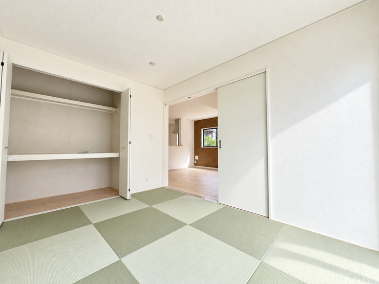 くつろぎの時間を生み出す、清潔感と温かみのあるモダンな和室。