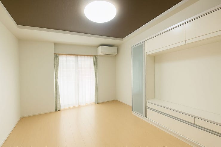 大きな窓から光が広がる心地よい洋室☆
落ち着いた色味の天井と収納が、明るさを引き立てる快適な空間★
※AIによる空室修正をしています。