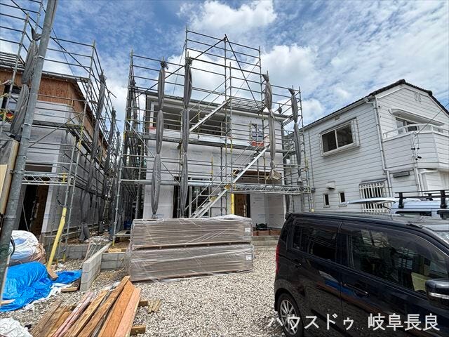 上棟を迎え、住まいの全体像が見えてきました。完成へ向けて工事が順調に進んでいます。