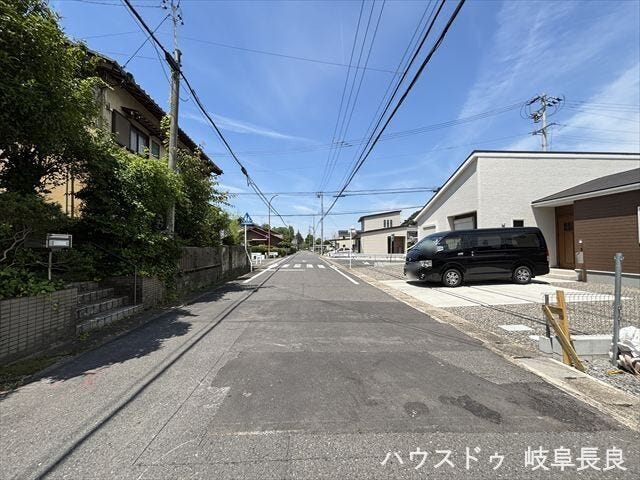 ≪南側西向き≫幅員約6mの前面道路です。道路幅にゆとりがあるので、車種を選びません。