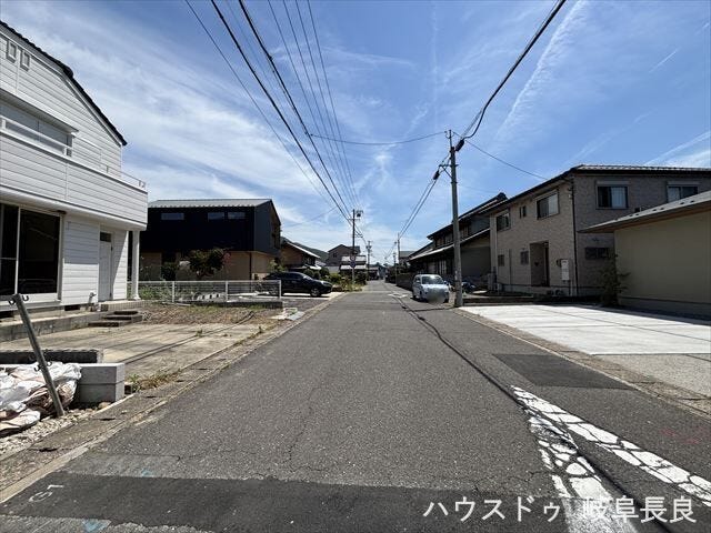 ≪南側東向き≫南側前面道路のため、陽光を取り込みやすい快適な住まいづくりが可能です。