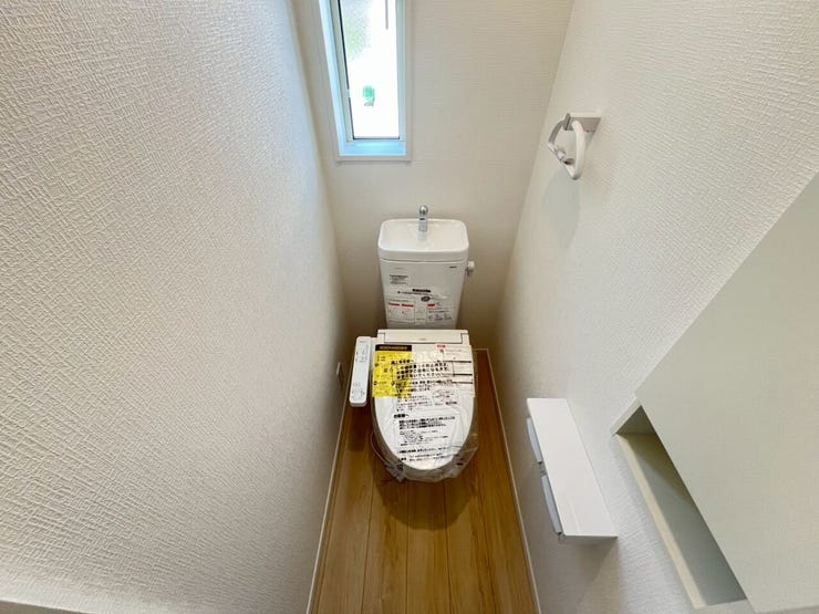 2階 お手洗いです。
2階お手洗いにも収納棚完備しております◎