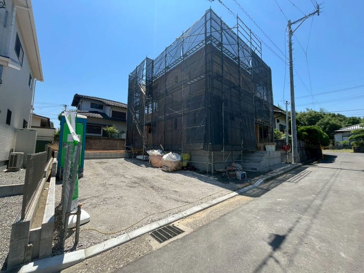 建築中~左側から見た外観です~