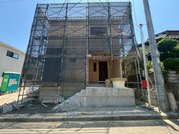 建築中~正面から見た外観です~
