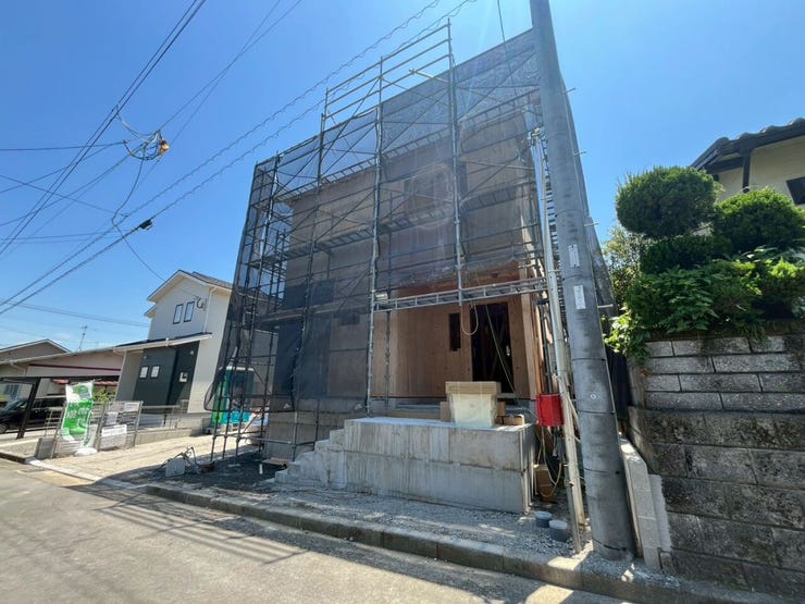 建築中~右側から見た外観です~