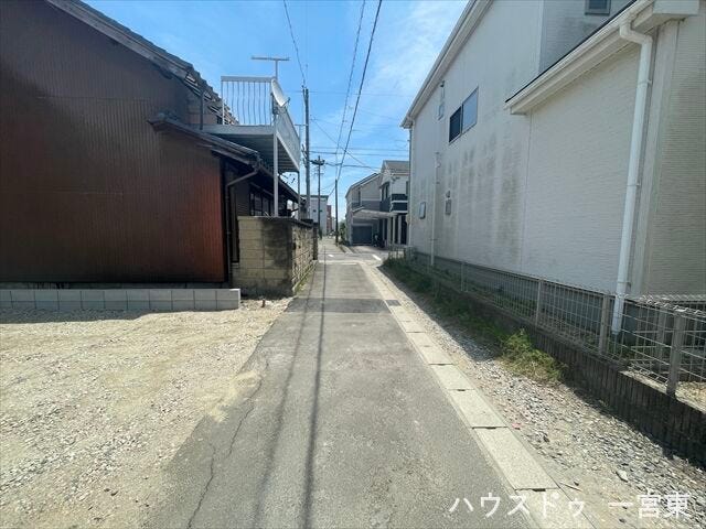 ≪南側東向き 幅約2.3m≫
セットバックが必要となりますが、道路の幅が広がり見通しも良くなるので、安全性も高くなります。