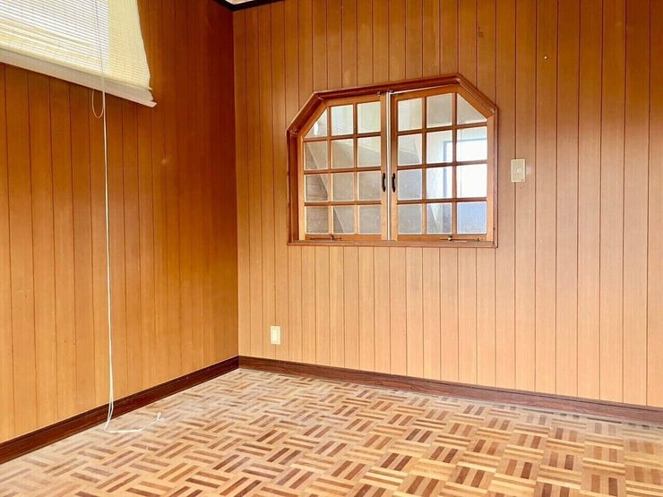 2階の洋室♪吹抜に面して可愛い形の窓が付いています♪