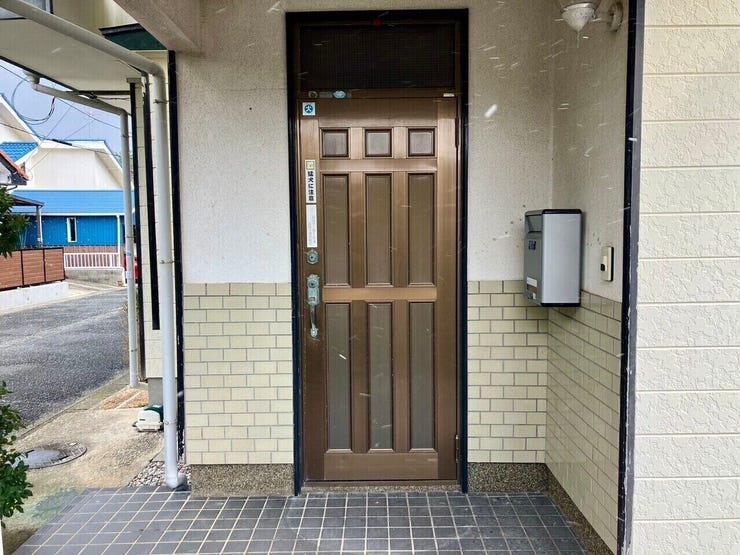 玄関です♪頭上に屋根があるので雨でも安心です♪