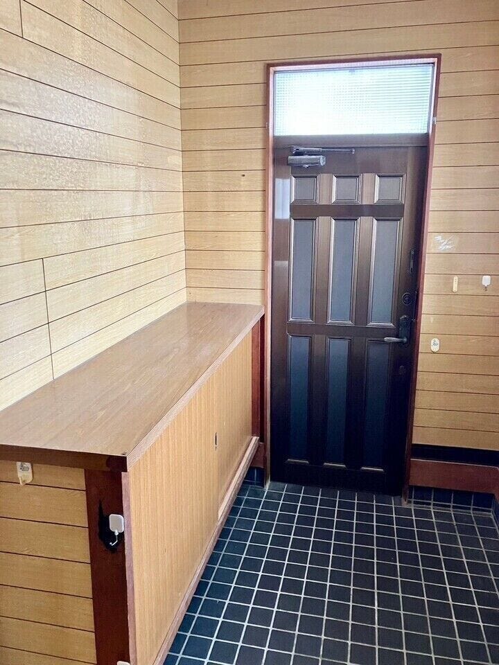 玄関内部です♪背の低いタイプの玄関収納があります♪横に長いので収納力もありますよ♪