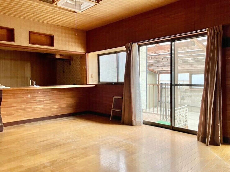 木のあたたかみを感じられるLDK♪庭の駐車場に面した掃き出し窓から明るく日差しが入ります♪