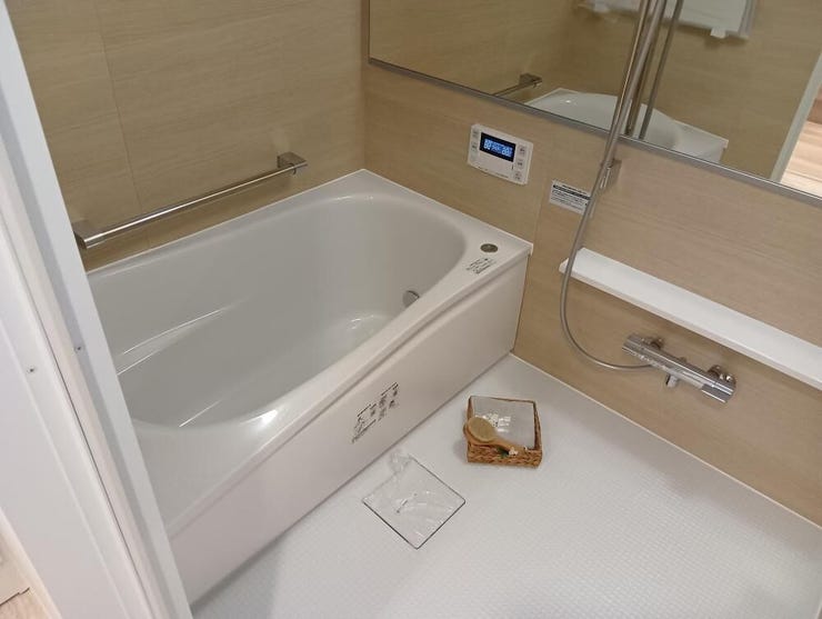 日々の疲れを癒やす浴槽と、使い勝手の良いシャワーを備えたバスルームです。お手入れのしやすいシンプルな造りを採用しており、ご家族皆様の毎日のリラックスタイムを支える機能的な設備空間です。
