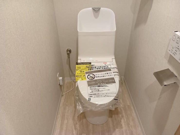 毎日のデリケートな習慣を優しくサポートする、温水洗浄機能付きのトイレです。便座の横に操作パネルが配置されており、日々のお手入れもしやすい、実用的で使い勝手の良いプライベート空間です。