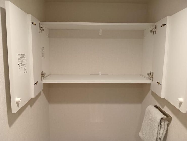 トイレの上部に設けられた扉付きの収納棚です。トイレットペーパーなどの備品や掃除用具を生活感を隠してすっきりと整理整頓でき、限られた空間を有効活用できる実用的で機能的な収納設備です。