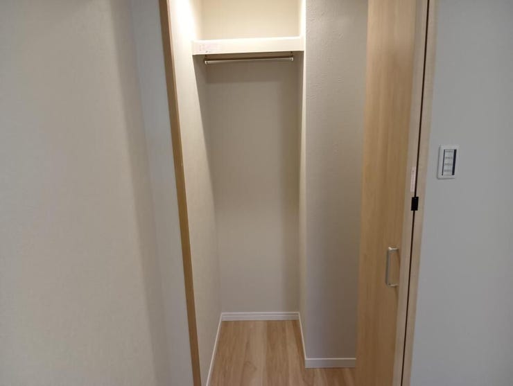 衣類をシワにならずに掛けて収納できるハンガーパイプと上段棚を備えたクローゼットです。生活空間に荷物を溢れさせず、お部屋をすっきりと整理整頓できる機能的で使い勝手の良い収納設備です。
