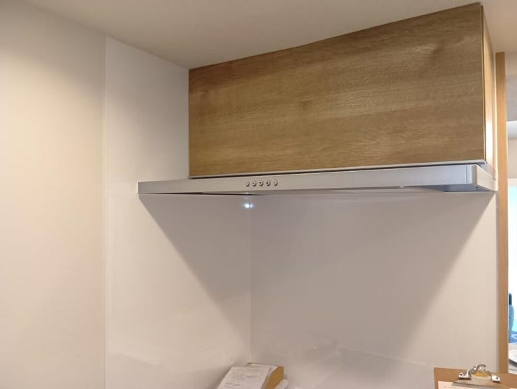 調理中の煙や匂いを効率的に排気するレンジフードを備えています。手元を明るく照らす照明も内蔵されており、キッチン周りの空気を清潔に保ちながら安全な調理作業をサポートする頼もしい設備です。