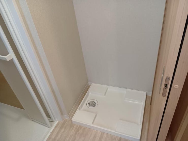 室内に設けられた洗濯機置き場には、水漏れを防ぐ防水パンを設置しています。洗濯機周りのお手入れがしやすく、日々の洗濯作業をスムーズかつ安全に行うことができる機能的な設備環境です。