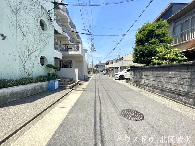 【北側前面道路】
幅員約6m前面道路。
2台の車のすれ違いに余裕のある道幅です。車の出し入れもゆったりとする事が出来ます。