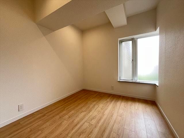 3.8帖:玄関横にあたる洋室です。出窓は光をとり入れやすく、部屋全体が明るく広さも感じられるメリットがあります。インテリアとしても活用できます◎