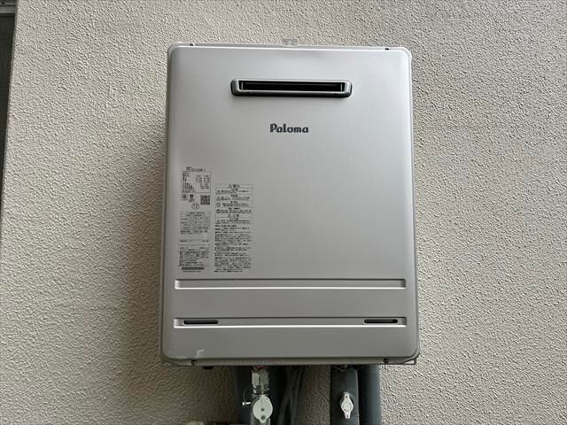 ◆給湯器◆パロマ製の給湯器が、窓横の外壁に設置されています。