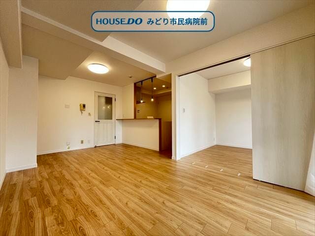 リビングと洋室がゆるやかにつながり、家族の気配を感じられる間取りです。