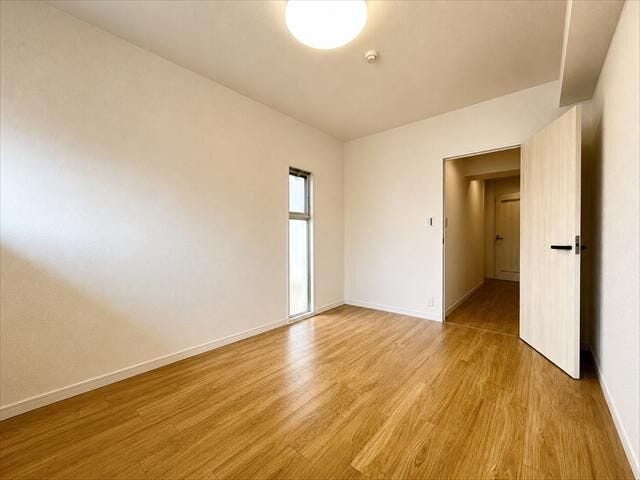 6.1帖:暗くなりがちな北側の洋室ですが、2面採光なのでお部屋が明るいです。